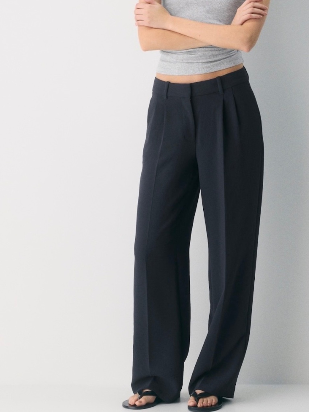 Aritzia - The Effortless Pants Lo-Rise Short Length - Picture 2 of 7